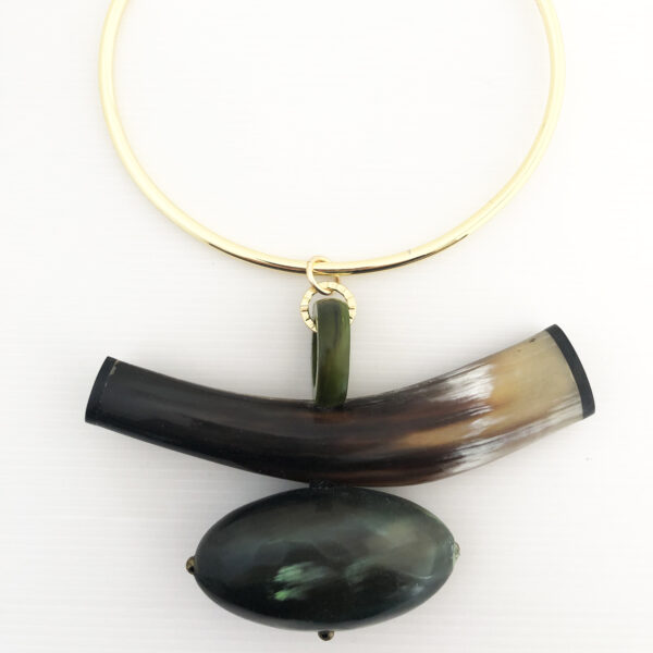 Collana rigida con corno