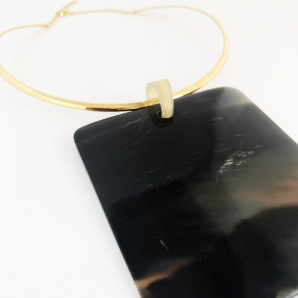 Collana rigida con medaglia in corno