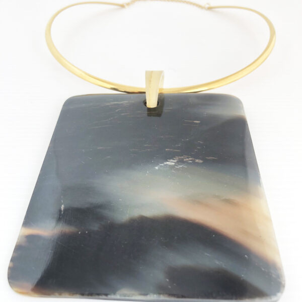 Collana rigida in bronzo con medaglione in corno