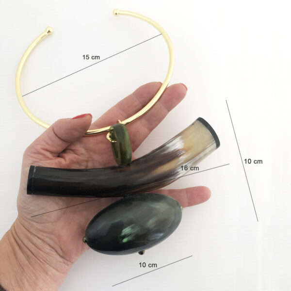 Collana rigida in ottone con corno