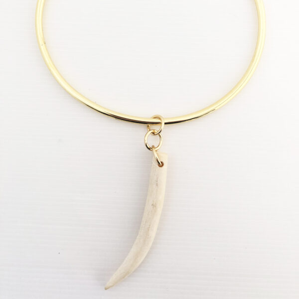 Collana rigida in ottone con pendente