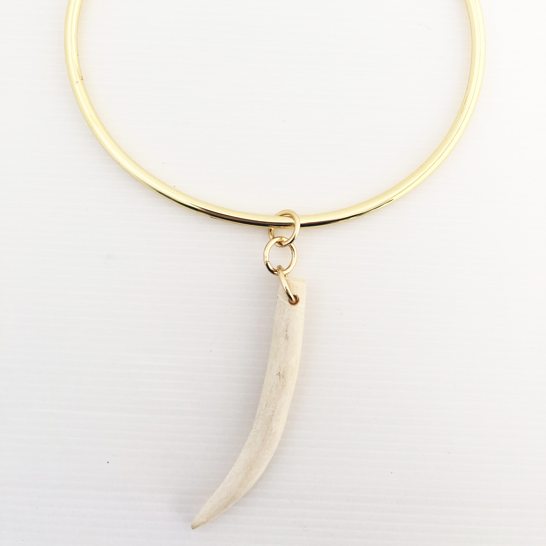 Collana rigida in ottone con pendente