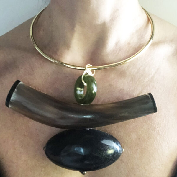 Collana rigida in ottone con pendente