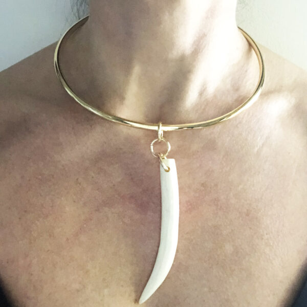 Collana rigida in ottone con zanna di elefante