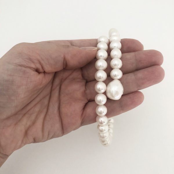 Collana rigida in perle bianche