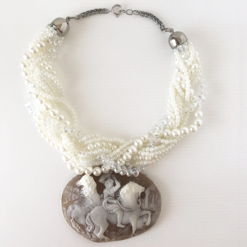 Collana torchon con perle e centrale cammeo