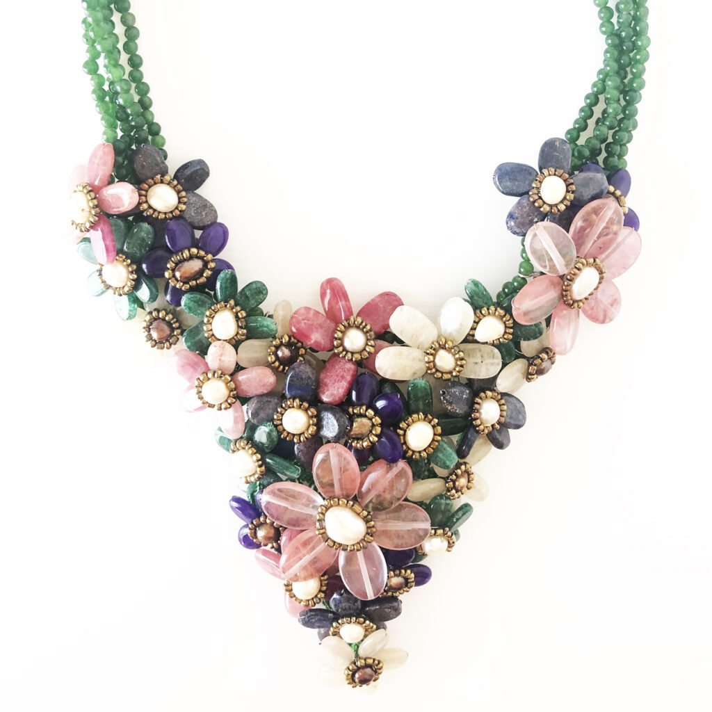 Collier con fiori di pietre dure