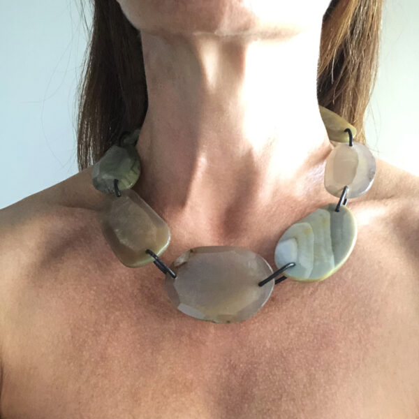 Collier con piastre di pietra naturale