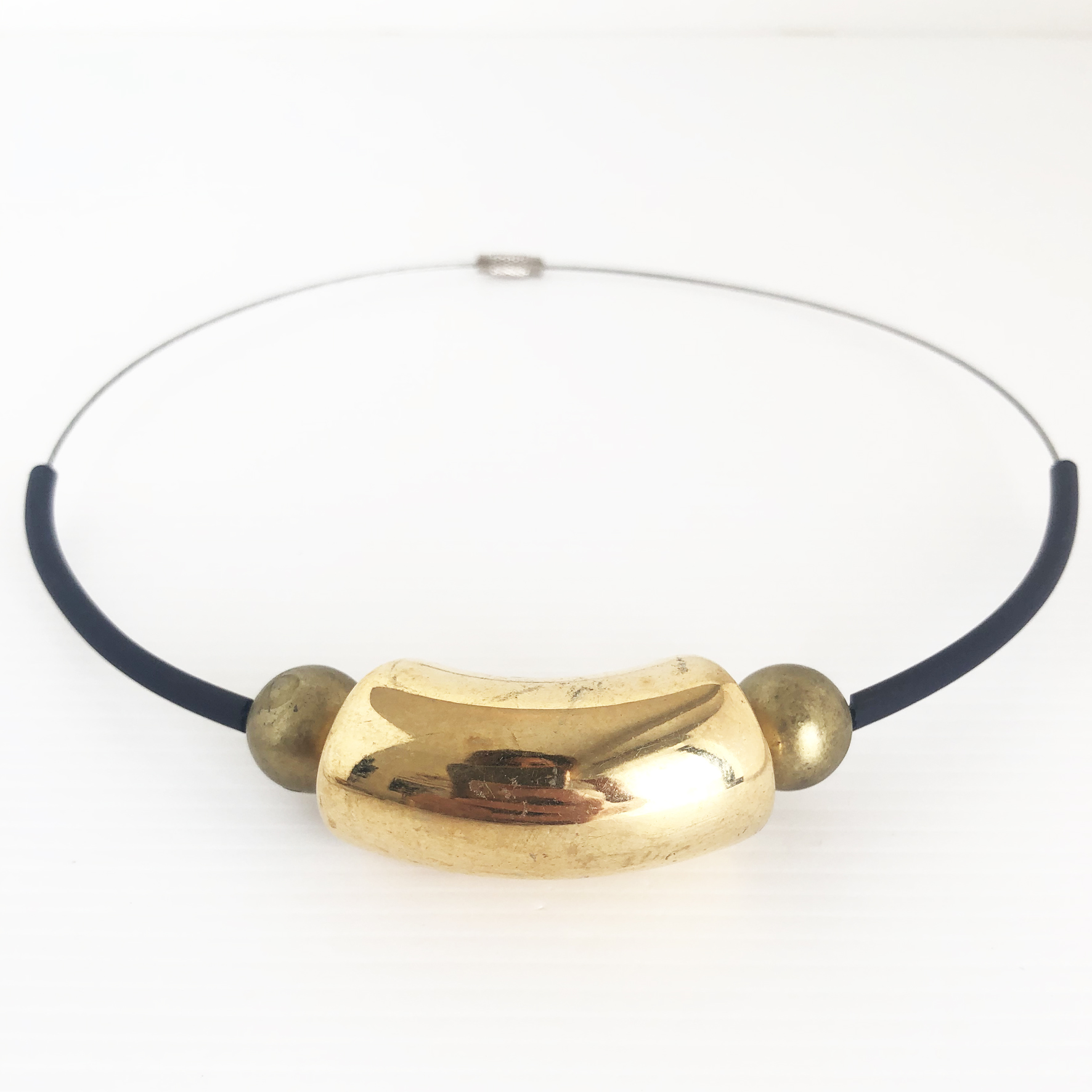 Collier in acciaio con caucciù e centrale dorato