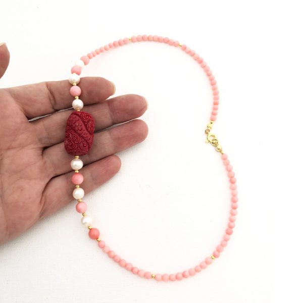 Collier in corallo rosa con perle sintetiche