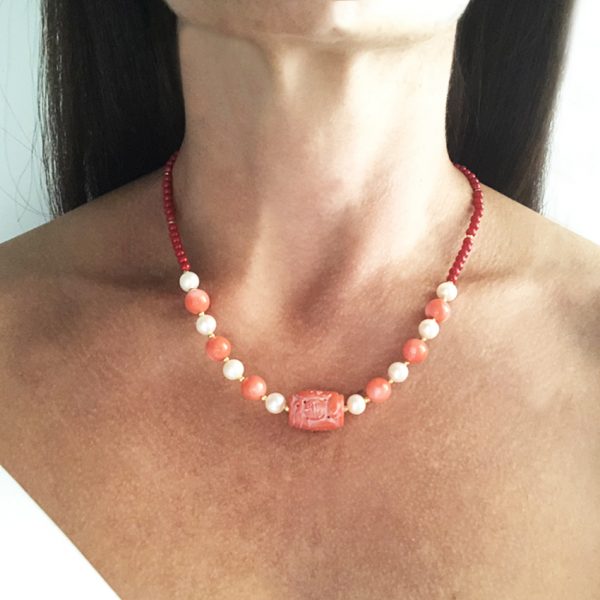 Collier in corallo rosso con perle