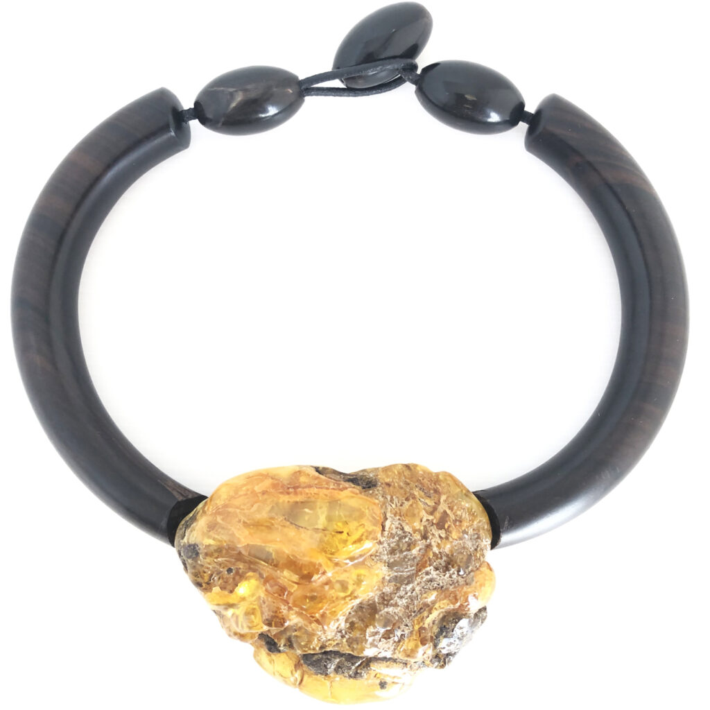 Collier in ebano con ambra