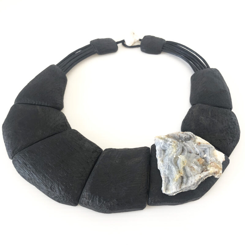 Collier in legno con minerale