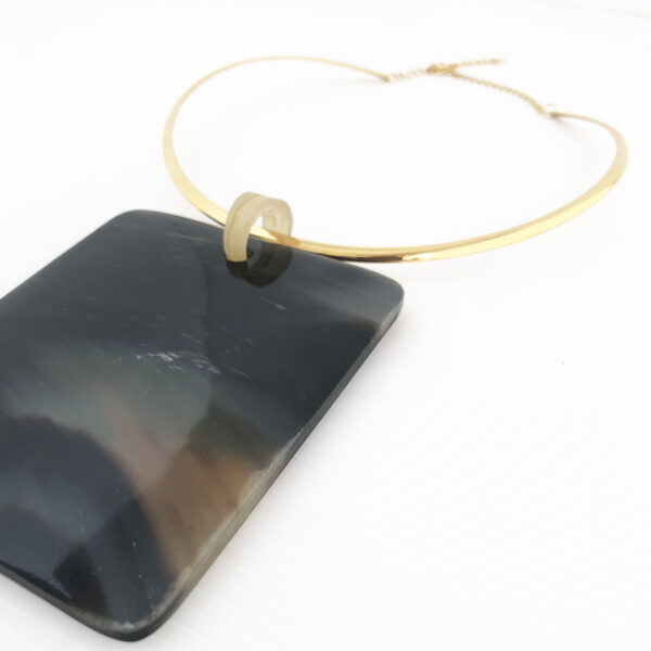 Collier rigido in bronzo con medaglione centrale