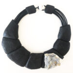 Collier semi rigido in legno con minerale e particolari in pelle