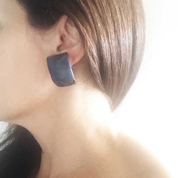 Orecchini blu in tagua