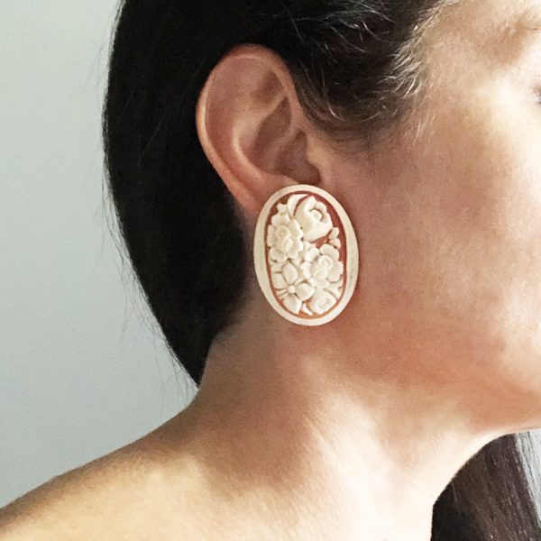 Orecchini di cameo con rose
