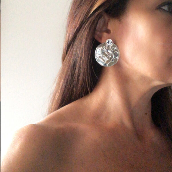 Orecchini circolari in argento martellato