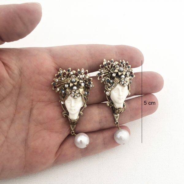 Orecchini con cameo bianco e perla