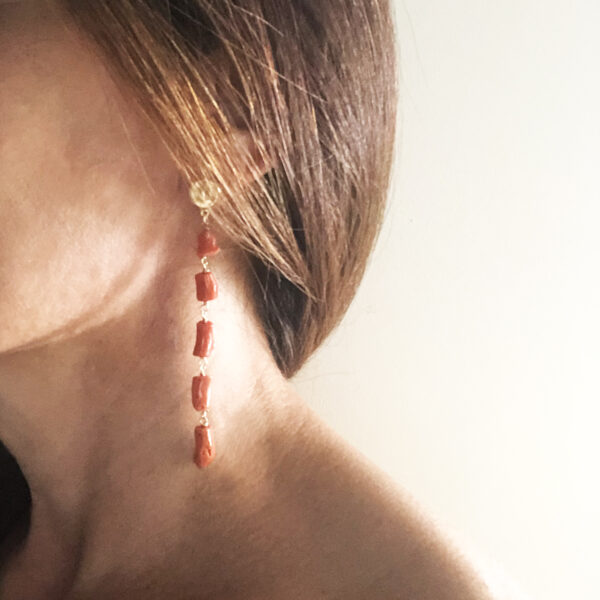 Orecchini con corallo e argento dorato