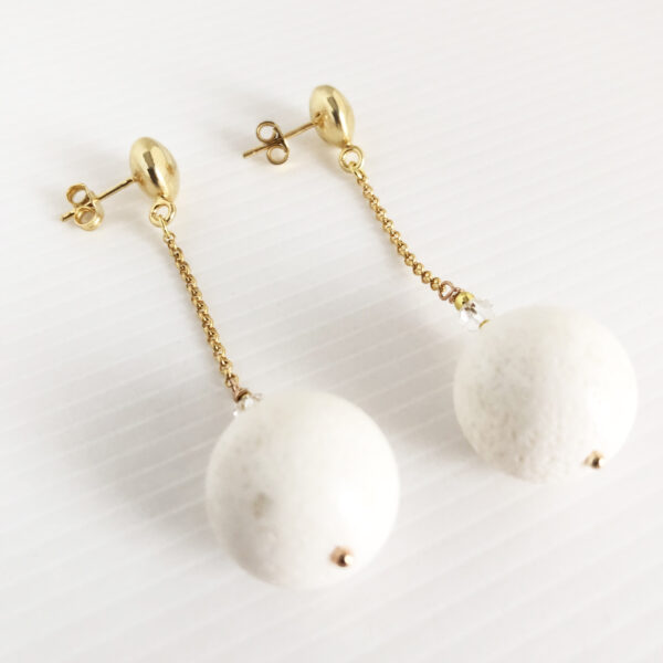 Orecchini con corallo bianco