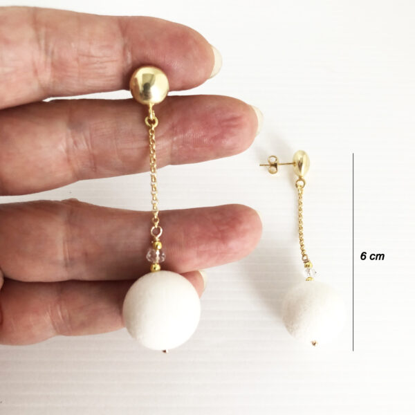 Orecchini con corallo bianco e cristalli