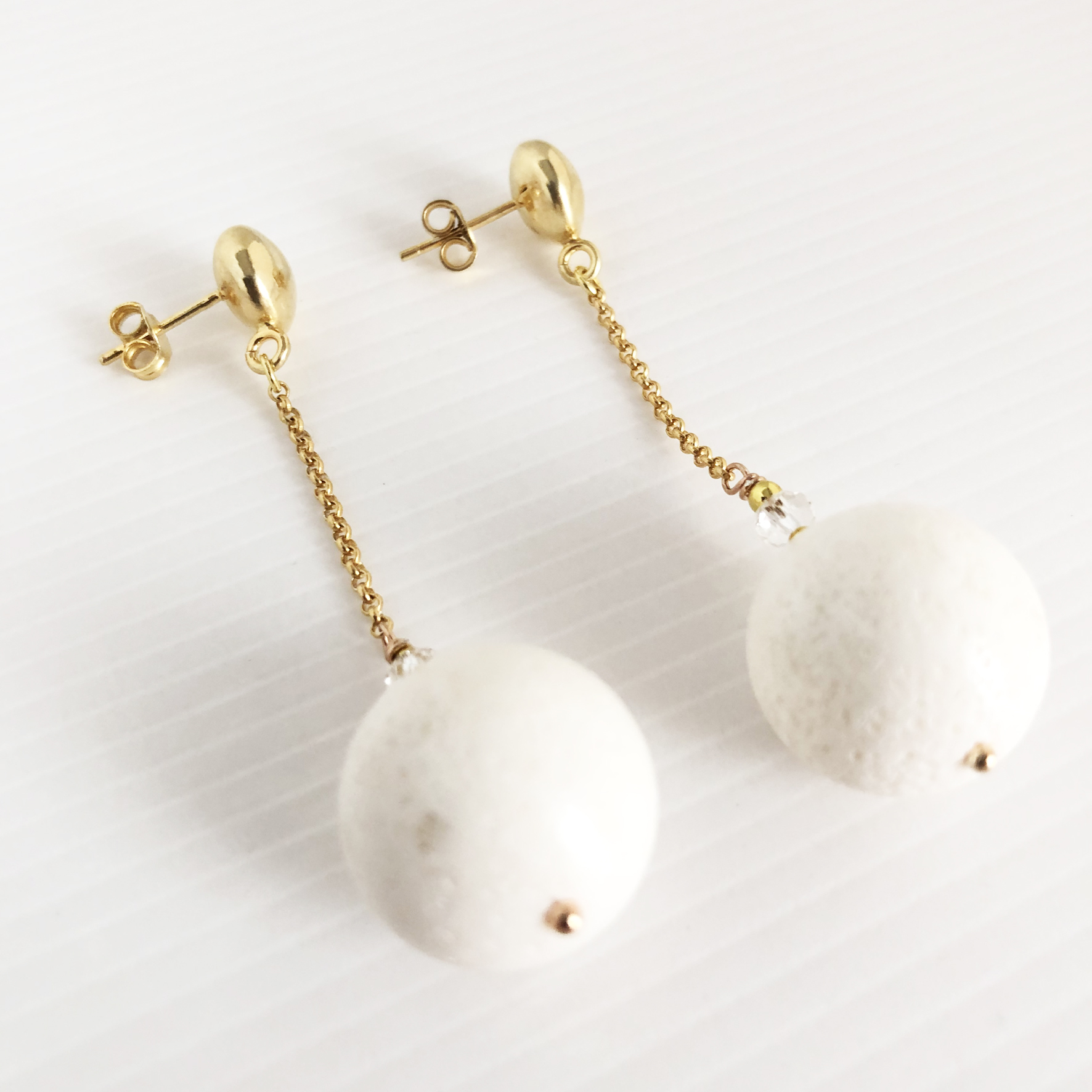 Orecchini con corallo bianco