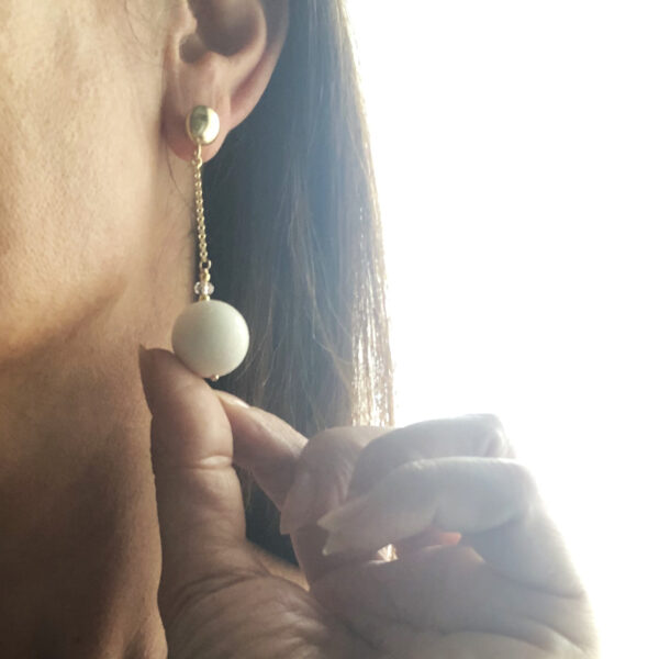 Orecchini con corallo e cristallo bianco