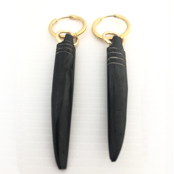 Orecchini con corno nero