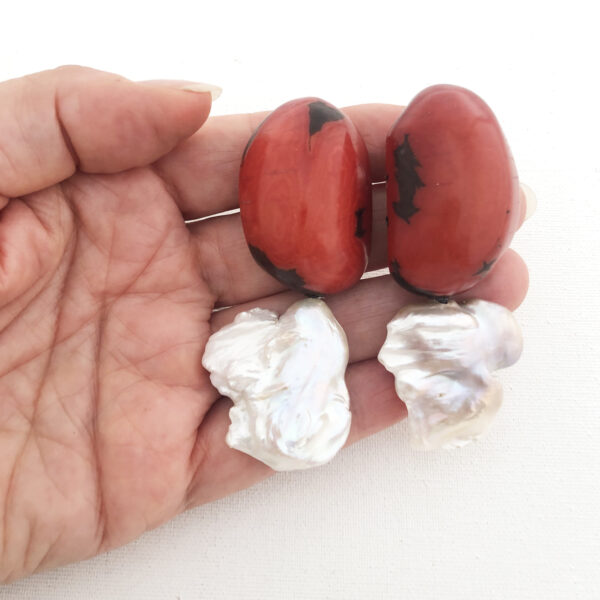 Orecchini con perla barocca e avorio vegetale rosso