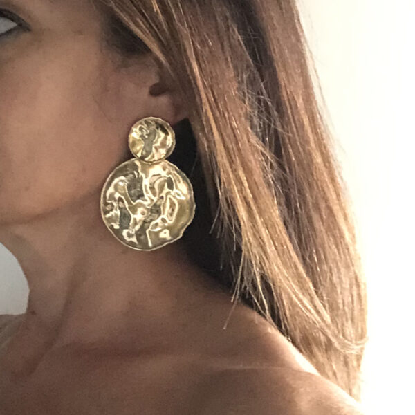 Orecchini dorati in argento martellato
