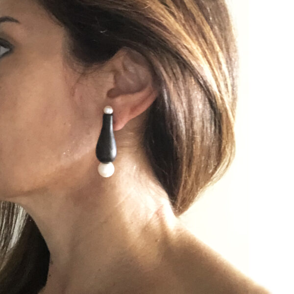 Orecchini fashion in ebano con perle