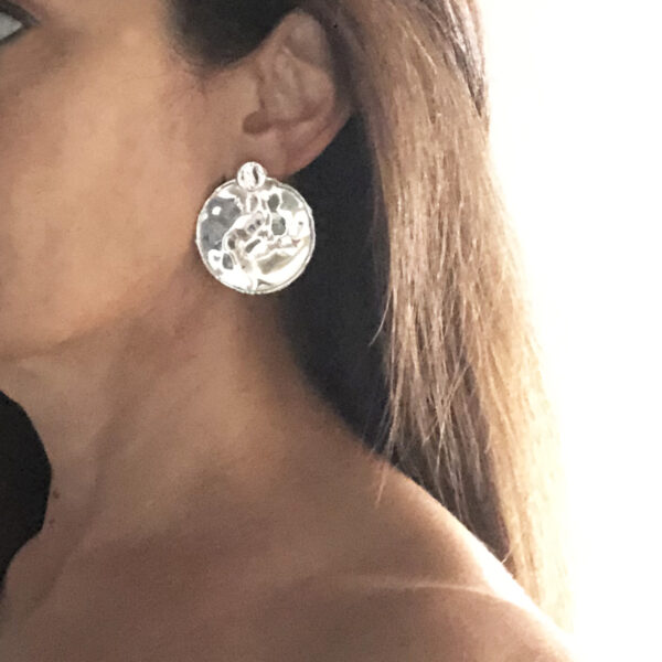 Orecchini in argento martellato