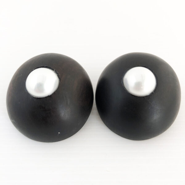 Orecchini in ebano con perle