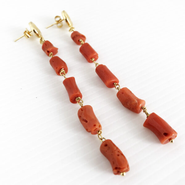 Orecchini lunghi con corallo rosso