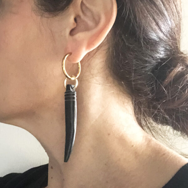 Orecchini lunghi con corno nero