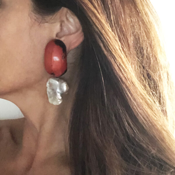 Orecchini lunghi con perla barocca e avorio vegetale di colore rosso