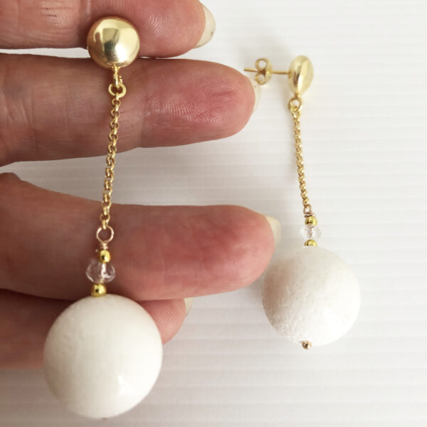 Orecchini lunghi con sfera in corallo bianco
