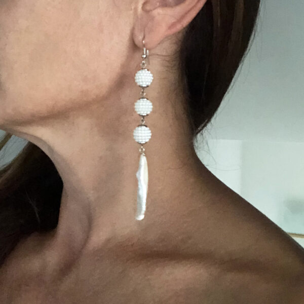 Orecchini lunghi in argento con perle