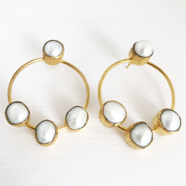 Orecchini pendenti in bronzo con perle