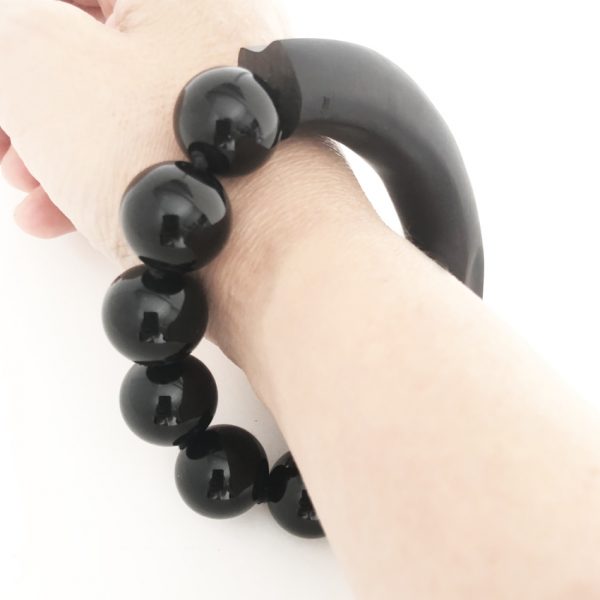 Particolare bracciale semirigido onice ed ebano