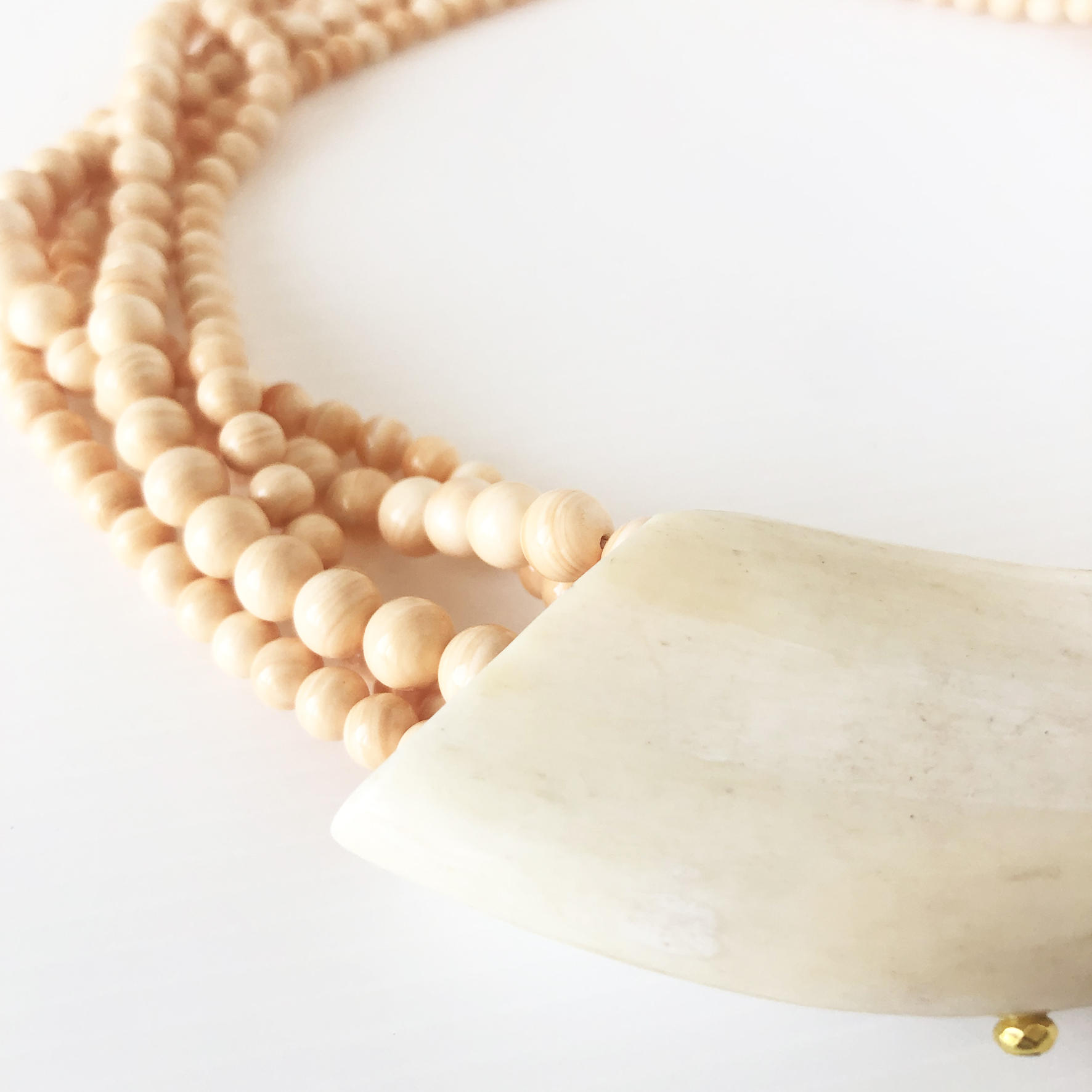 Particolare collana in conchiglia e corno