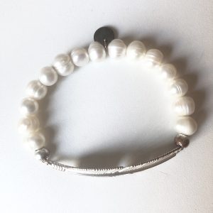 bracciale in perle con piuma centrale