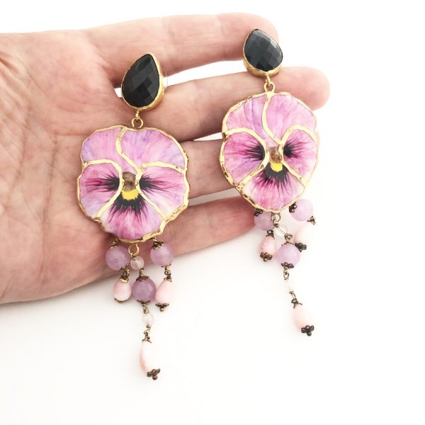 Orecchini con pansè e pietre rosa