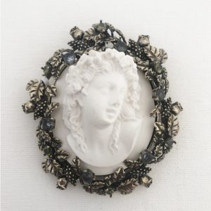 Spilla con cameo bianco